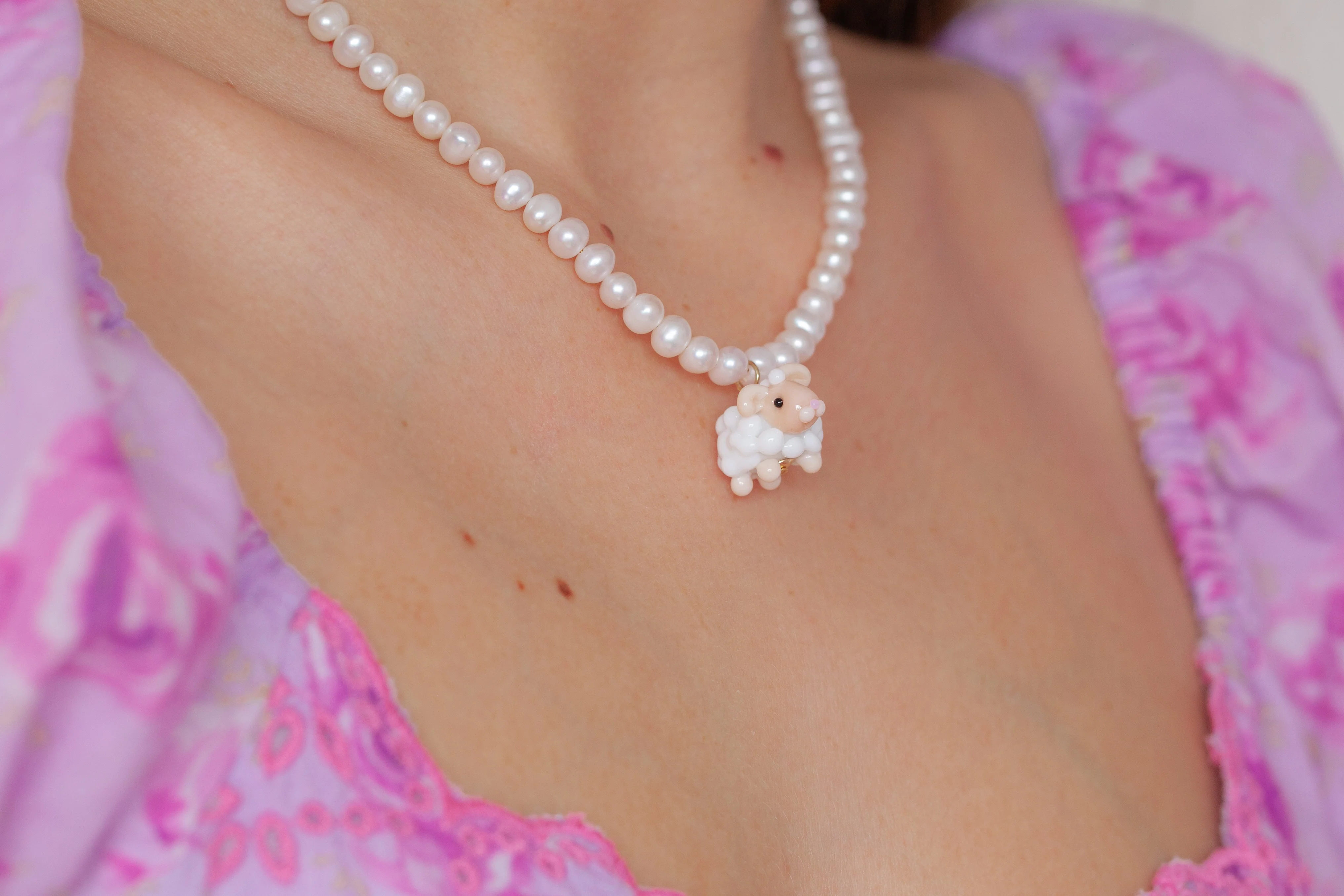 Pearly Necklace - Animals - Image 3